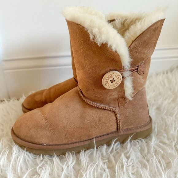 UGG Bailey Button II Suede Shearling Boots - Chestnut | Size 6 - Picture 1 of 10